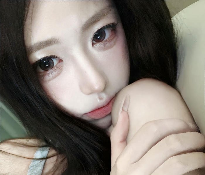 portrait style girl eyes pic dp