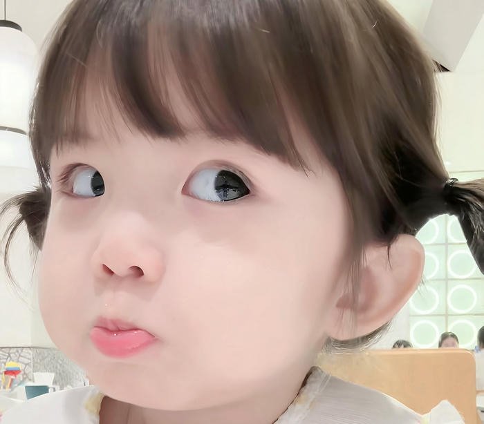 sharp eyeliner girl eyes pic dp