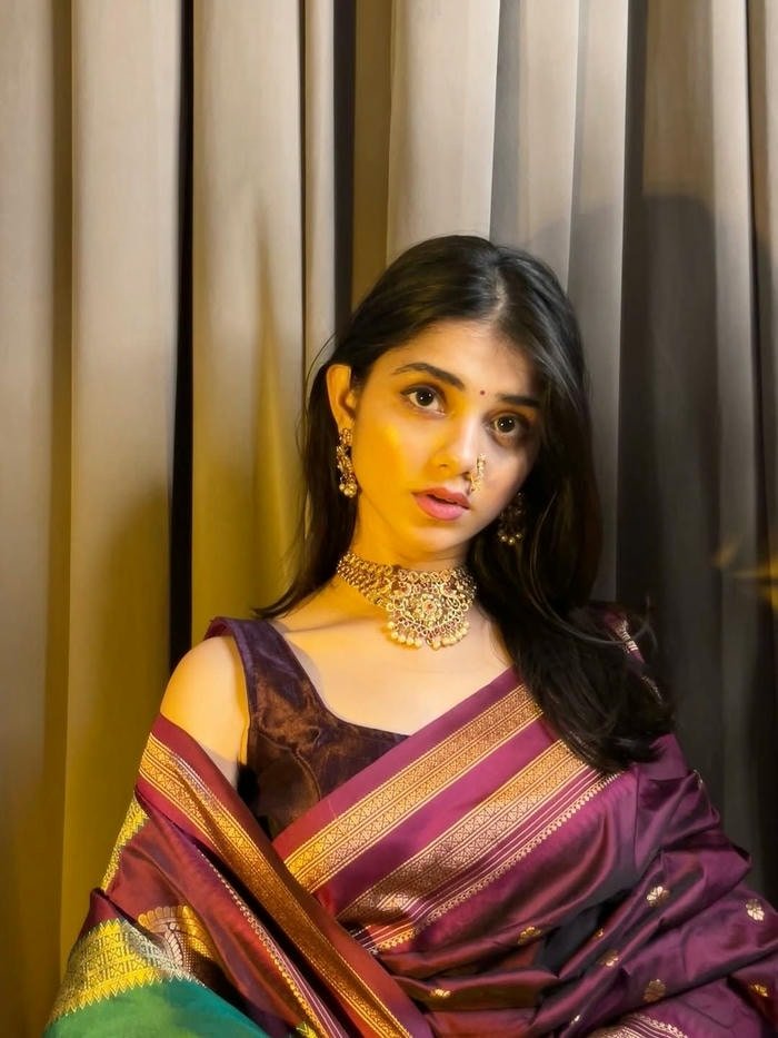 Marathi girls dp cute selfie image