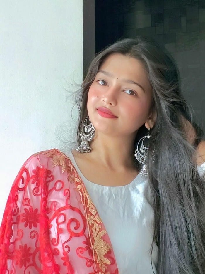 Marathi girls dp ethnic wear photo