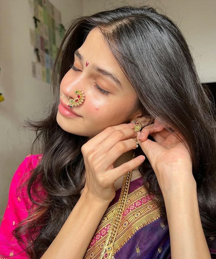 Marathi girls dp traditional jewelry photo