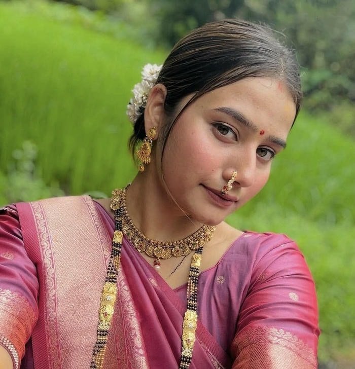 Traditional look Marathi girls dp image