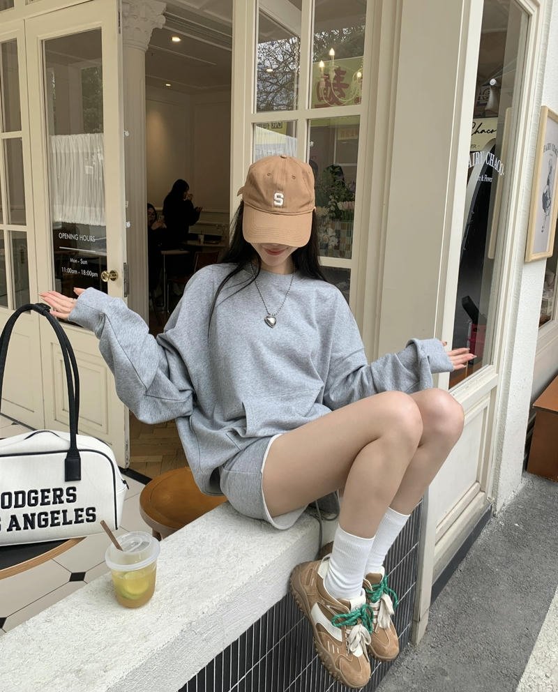 Aesthetic shadow hidden face dp for girls dreamy calm look