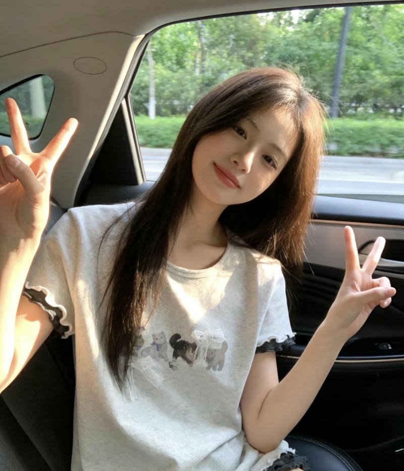 Artistic look stylish dp for girls creative vibe