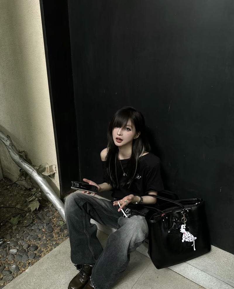 Attitude girl dp for whatsapp fearless mood strong personality