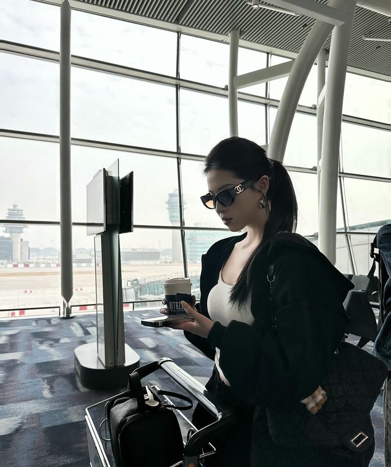 Attitude girl dp for whatsapp night vibe city lights