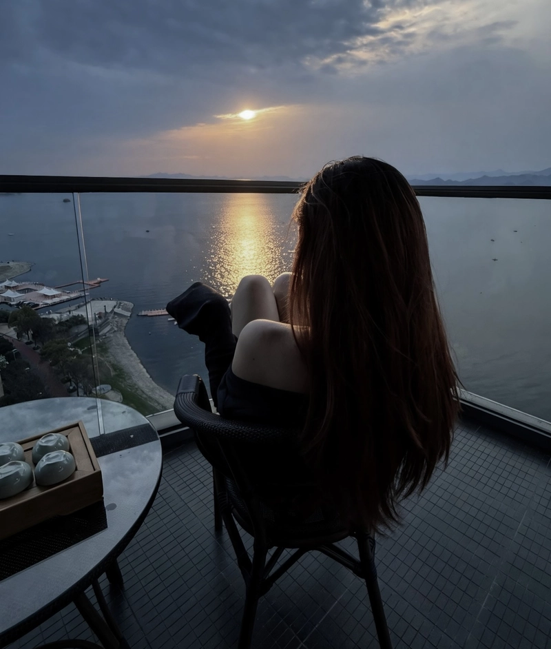 Back view lonely alone girl images for whatsapp dp calm aesthetic