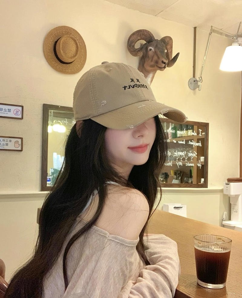 Black white hidden face dp for girls classic vibe