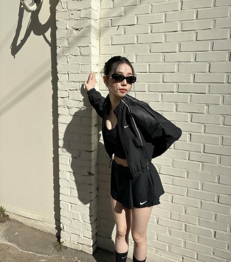 Blogger style stylish dp for girls trendy pose