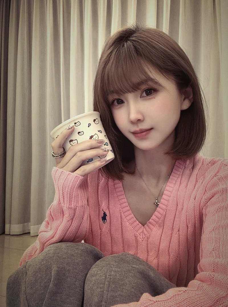 Bold fashion stylish dp for girls confident pose