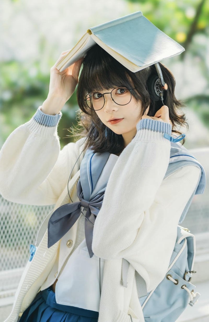 Bold pose stylish dp for girls strong energy