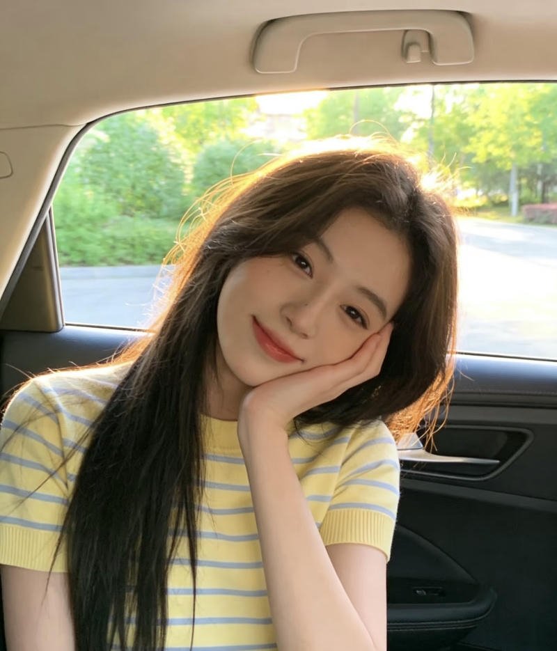 Candid shot stylish dp for girls natural vibe