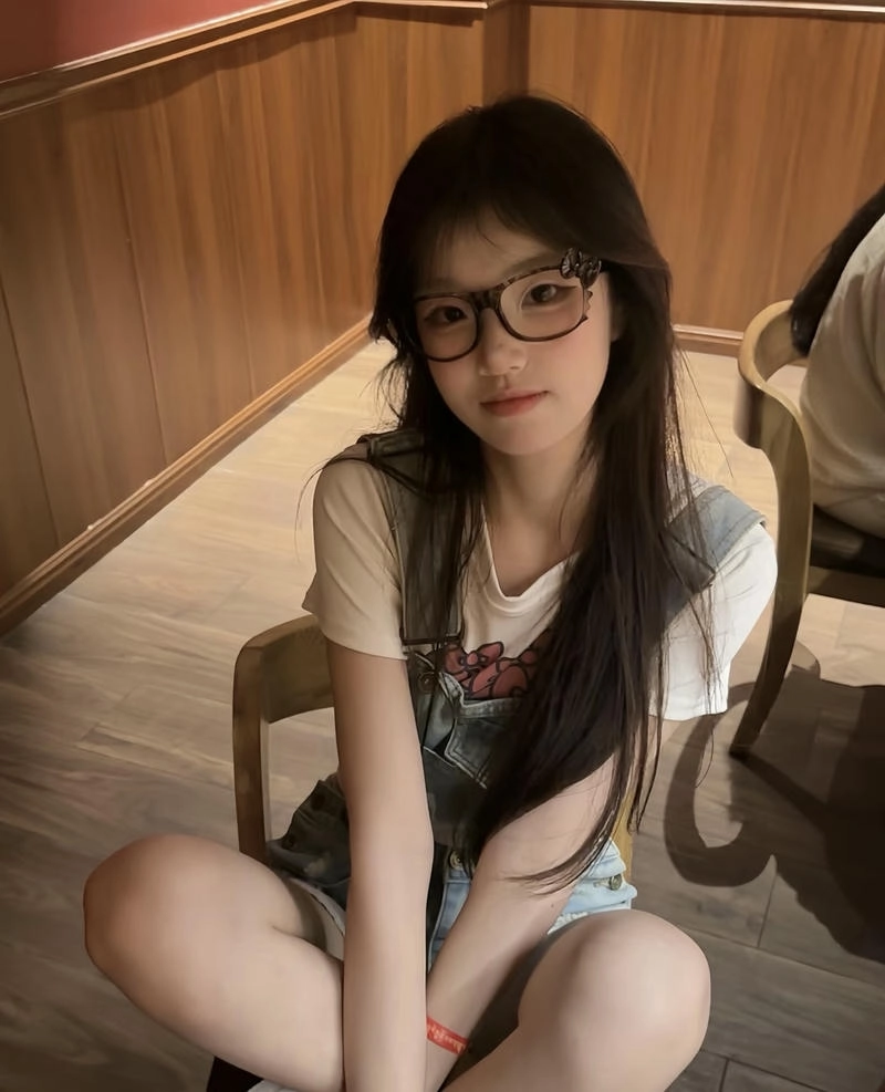 Charming girl whatsapp dp image lovely soft smile