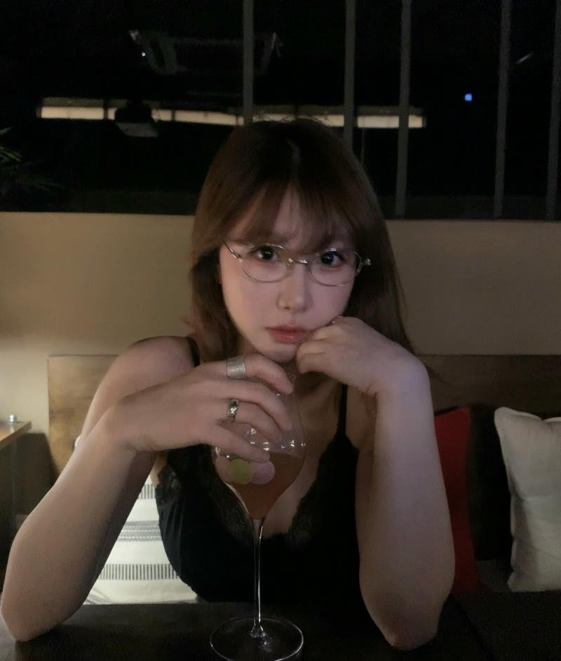 Chic style stylish dp for girls urban cool mood