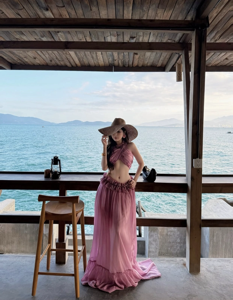 Chill mood girls images for dp relaxed cozy vibe