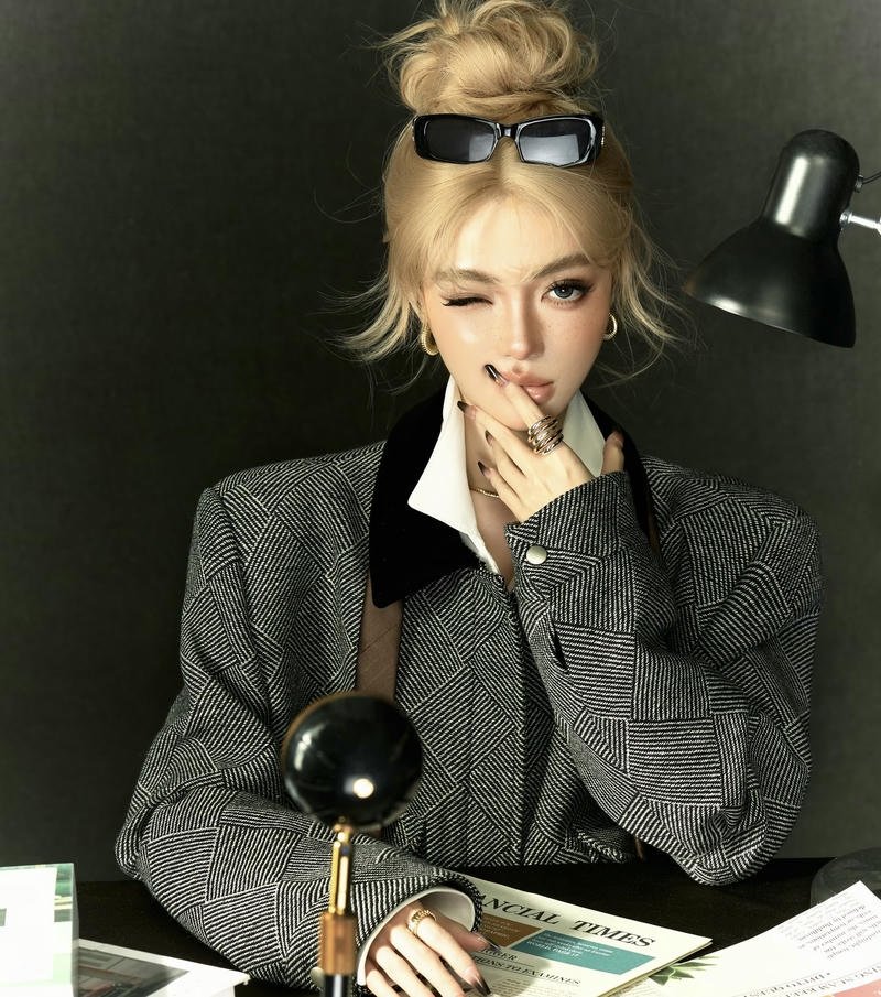 Classy queen look attitude girl dp for whatsapp elegant vibe