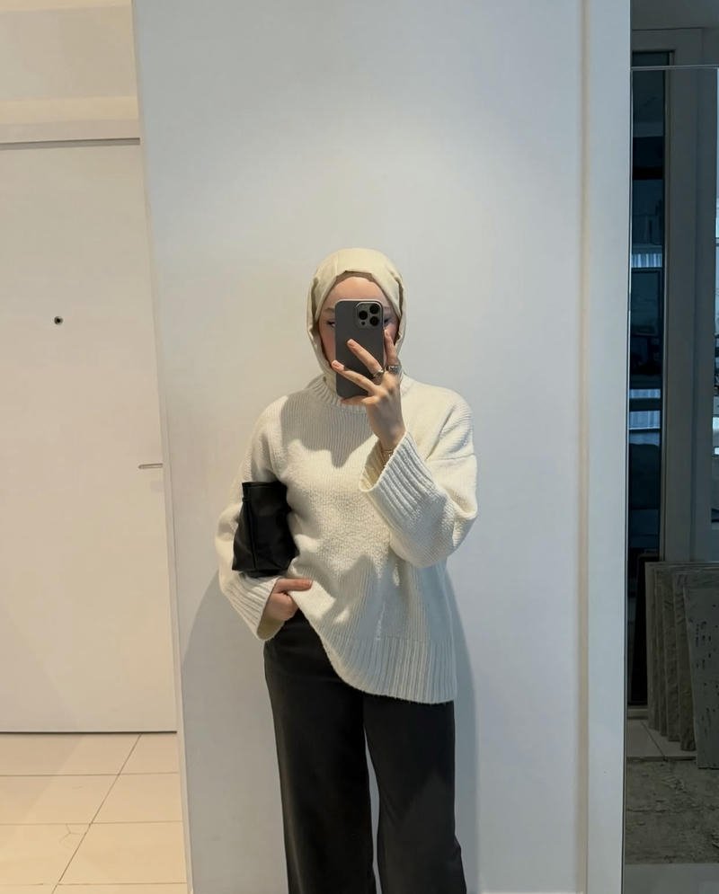 Confident muslim girls WhatsApp dp bold style