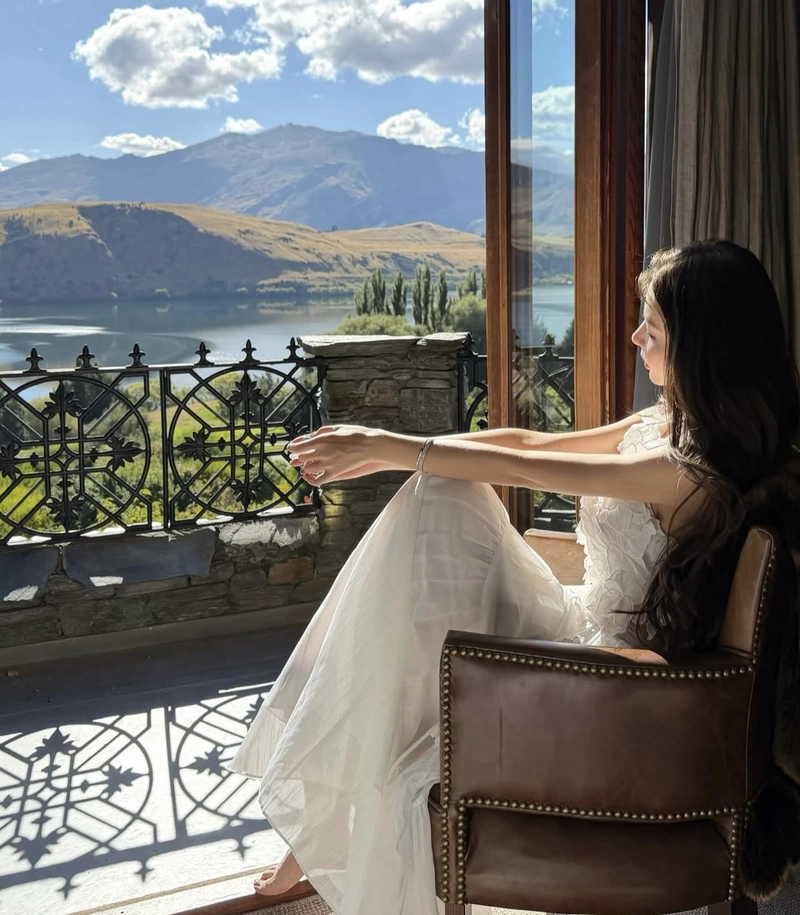 Cool selfie girls images for dp modern pose vibe