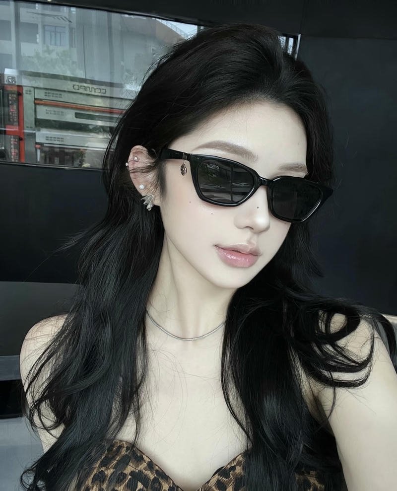 Cool sunglasses street style attitude girl dp for whatsapp