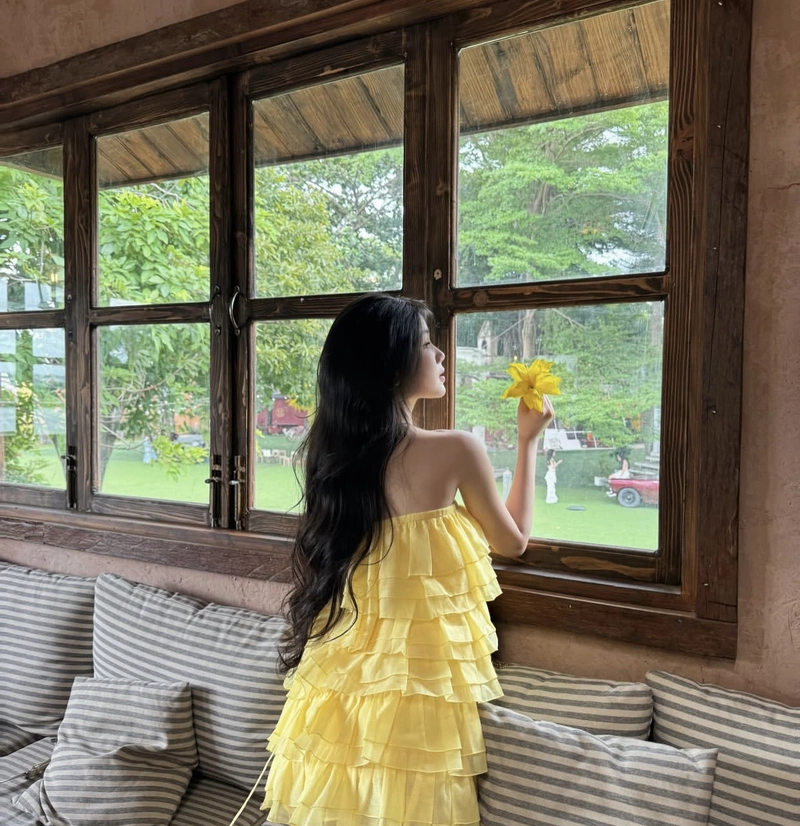 Cozy sweater style girls photo for dp warm comfy vibe