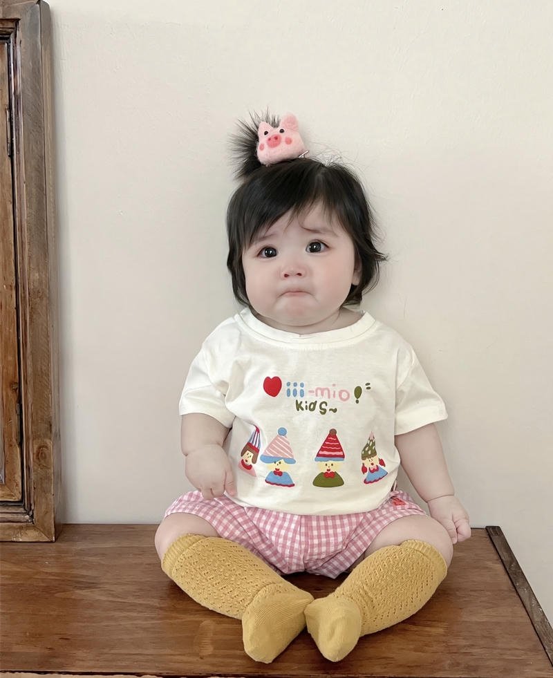 Crying sad baby girl dp gentle pain emotional vibe