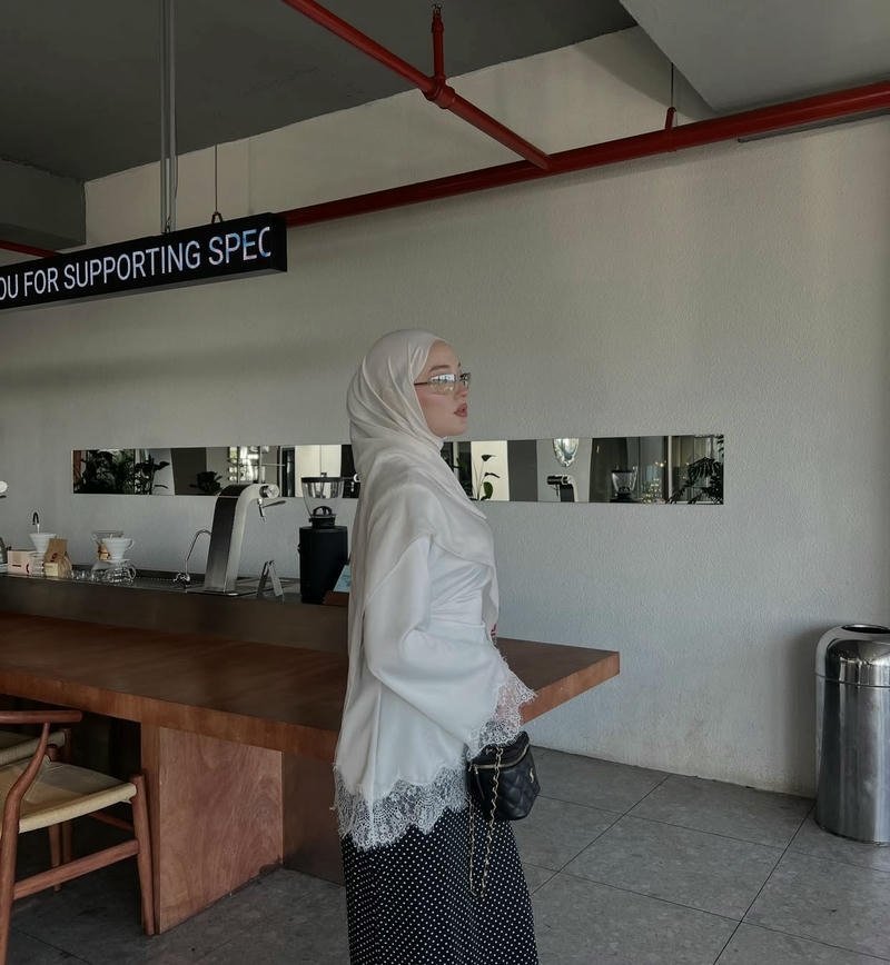 Cute muslim girls WhatsApp dp with soft lighting