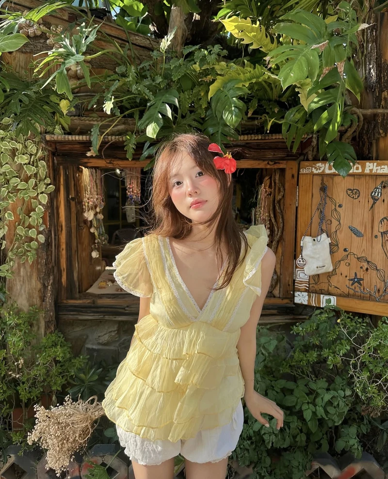 Cute pose girls images for dp playful mood vibe