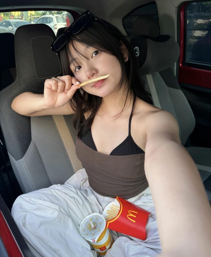 Cute selfie dp pics for girls soft smile vibe