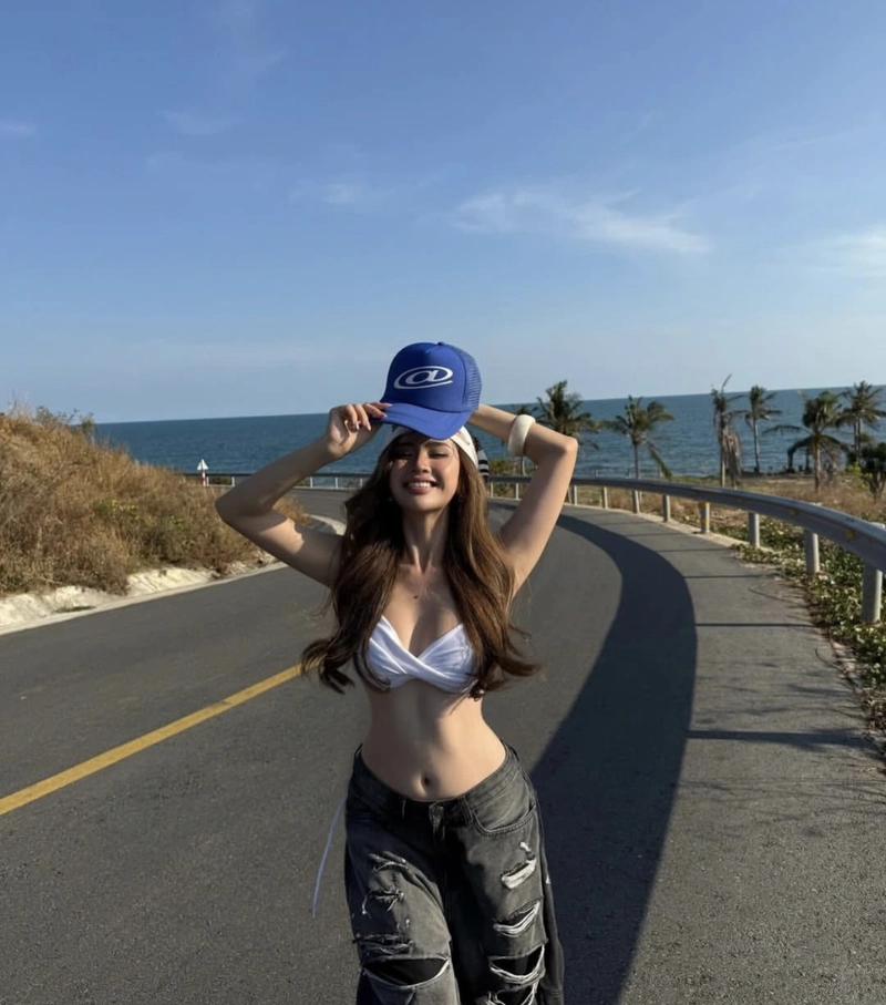 Cute wink pose girls photo for dp playful energy