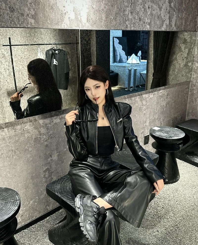 Dark aesthetic mysterious aura attitude girl dp for whatsapp