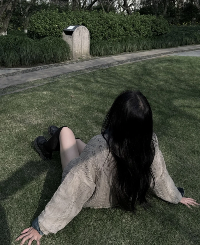 Deep silence mood alone girl images for whatsapp dp