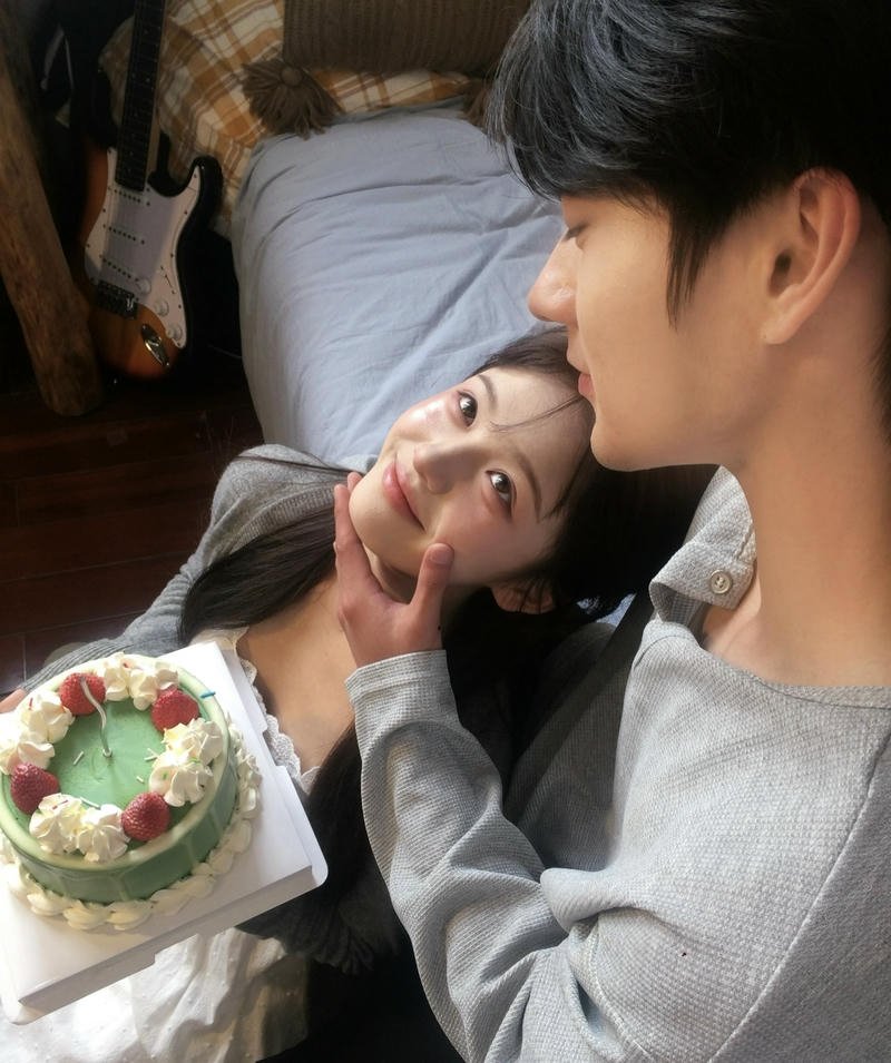 Dreamy boy and girl dp soft blur romantic tone