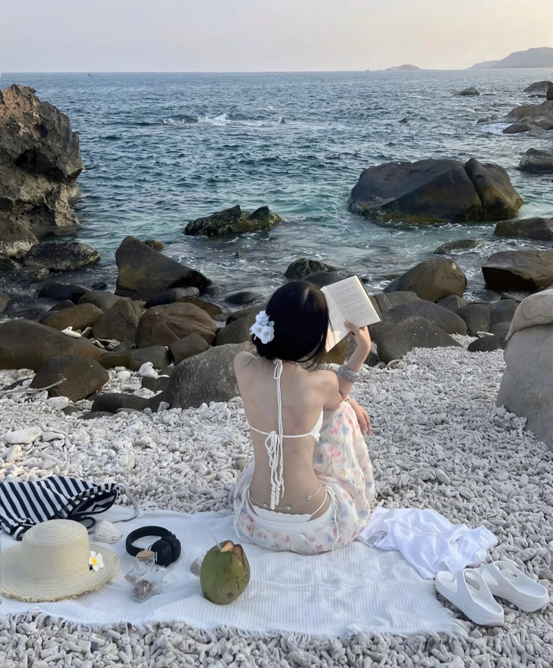 Edgy bold style girls photo for dp strong attitude look