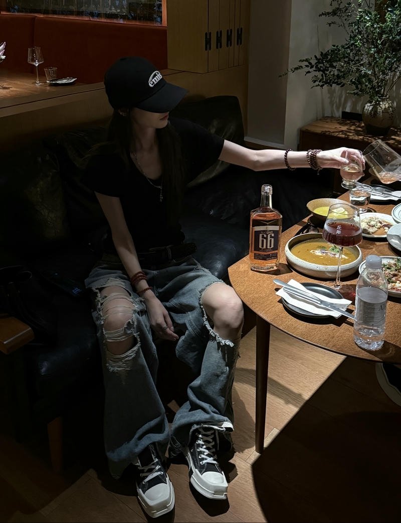 Edgy dark aesthetic stylish cool dp for girls style