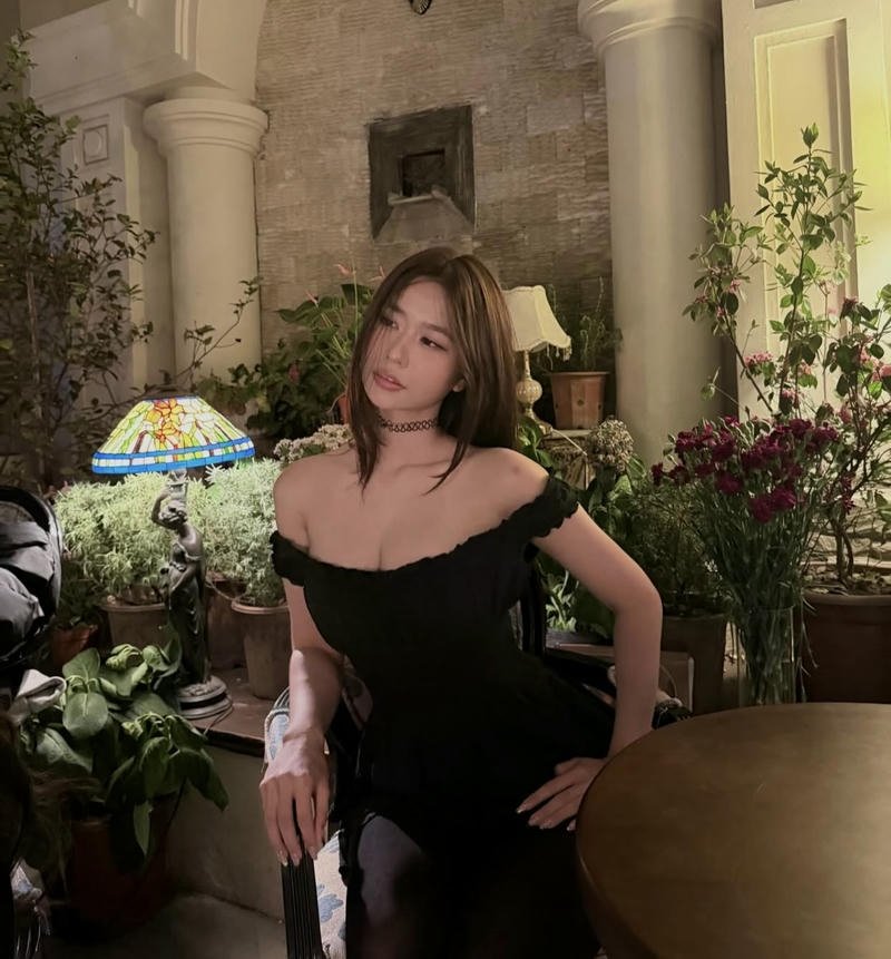 Edgy style stylish dp for girls dark tone