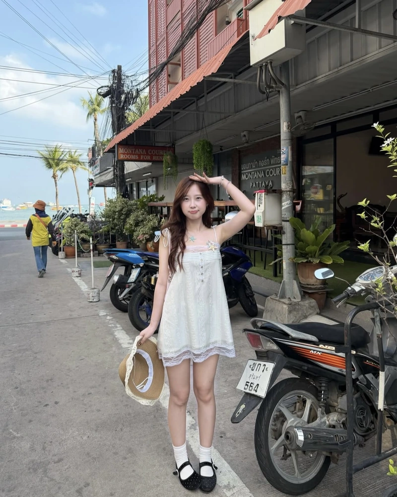 Elegant hand pose girls photo for dp classy detail