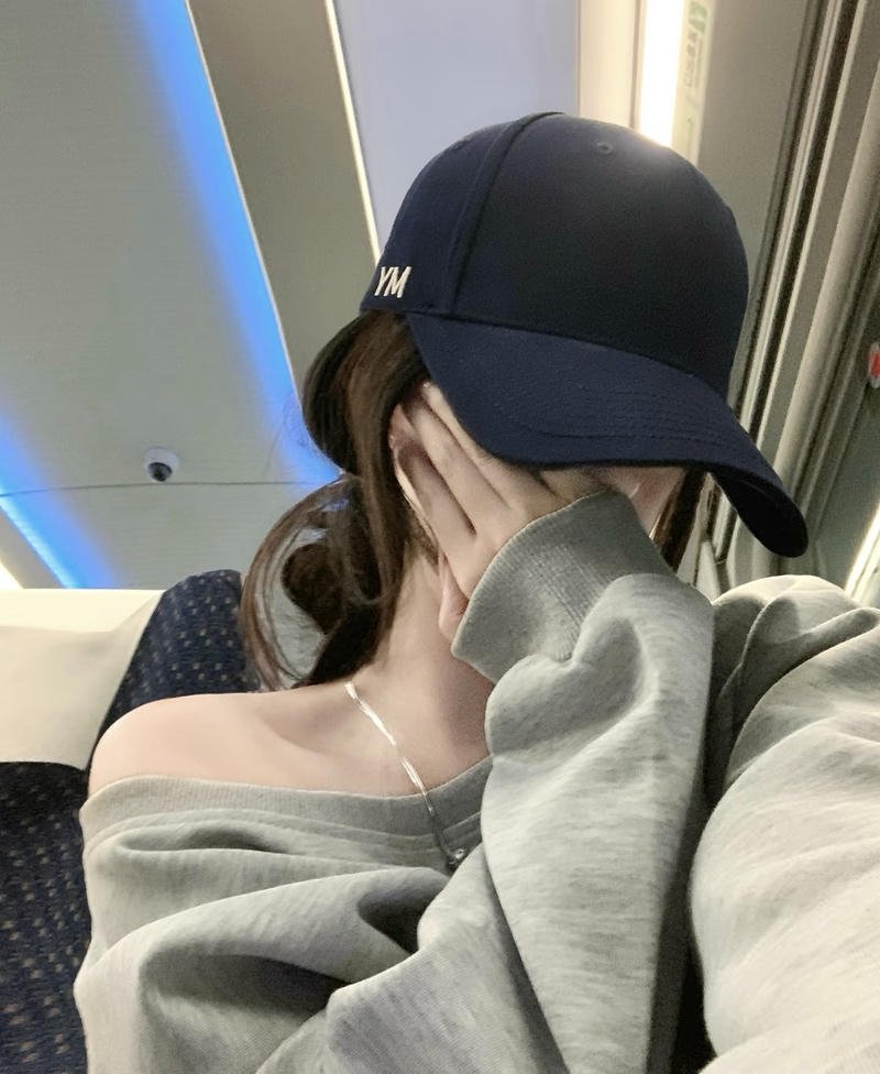 Elegant pose hidden face dp for girls classy hidden vibe