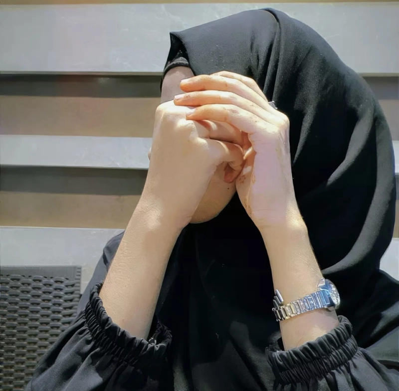 Elegant posture dp for islamic girl refined classy vibe