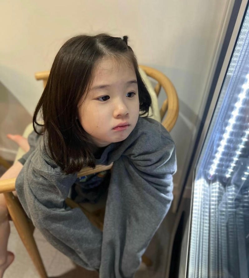 Empty eyes sad baby girl dp deep sad aura