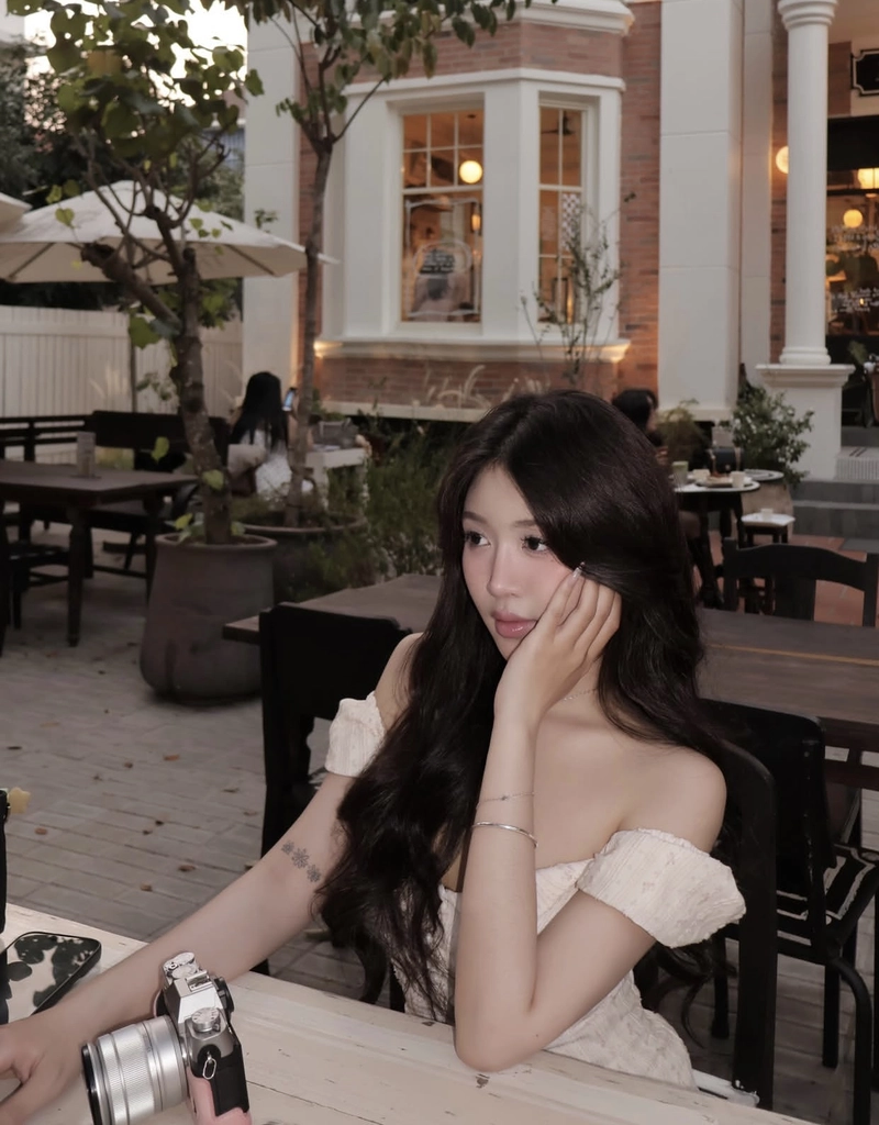 Fresh morning light girls photo for dp clean bright vibe