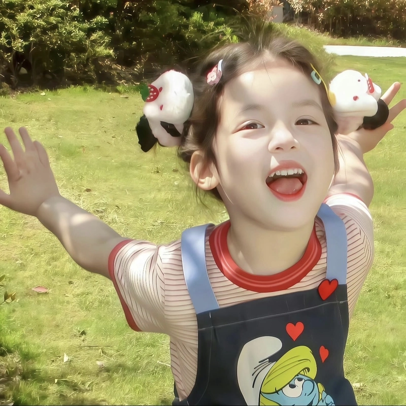 Girl baby dp showing an innocent and playful mood