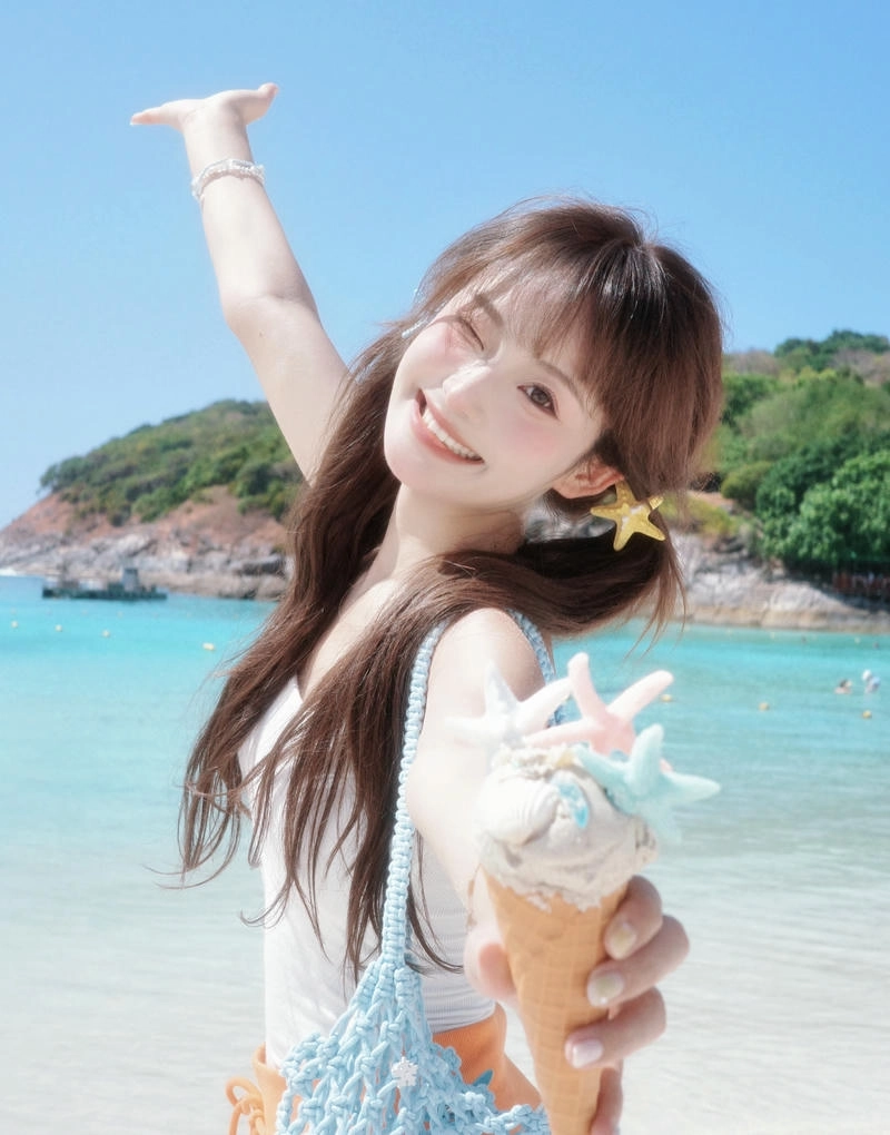 Glam girl whatsapp dp image bold makeup fierce look