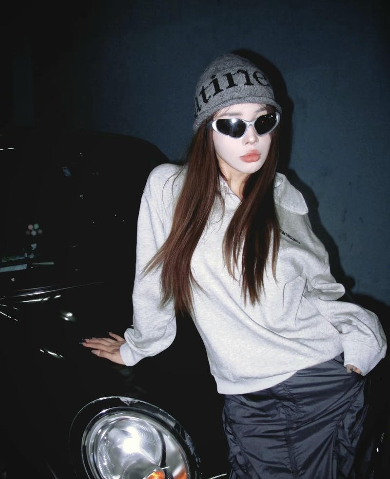 Glam makeup bold fierce look attitude girl dp for whatsapp