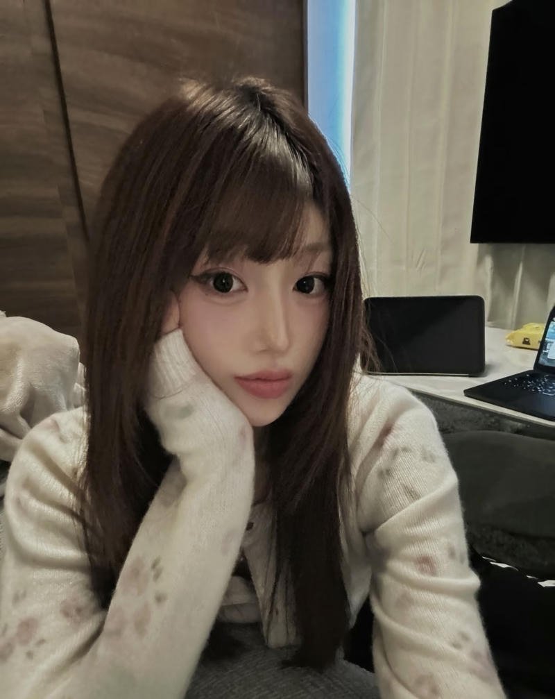 Glow look stylish dp for girls smooth skin vibe