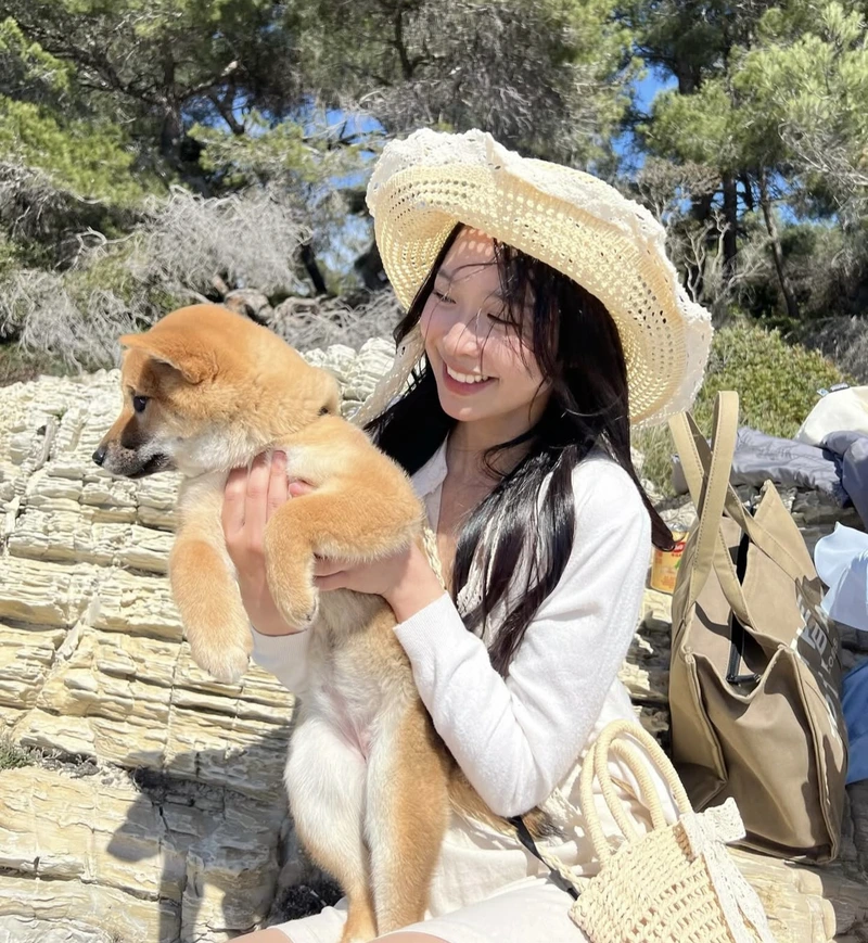 Golden light touch girls photo for dp warm aesthetic