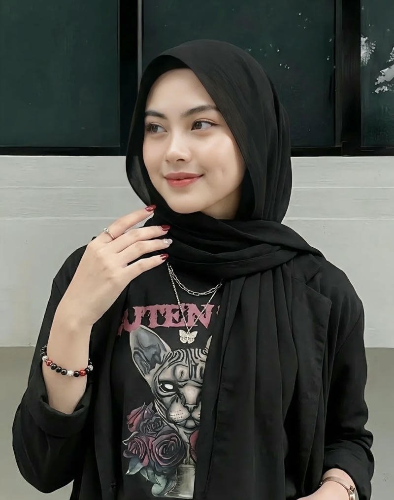 Graceful muslim girls WhatsApp dp elegant charm