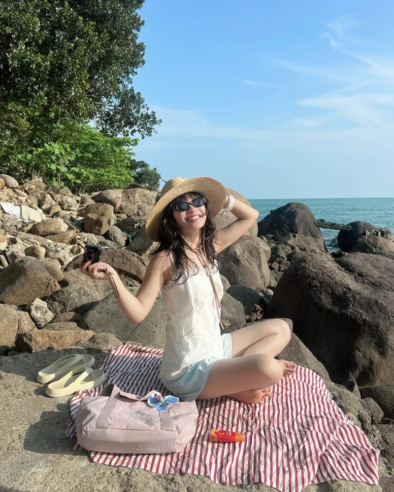 Happy mood girls images for dp cheerful energy