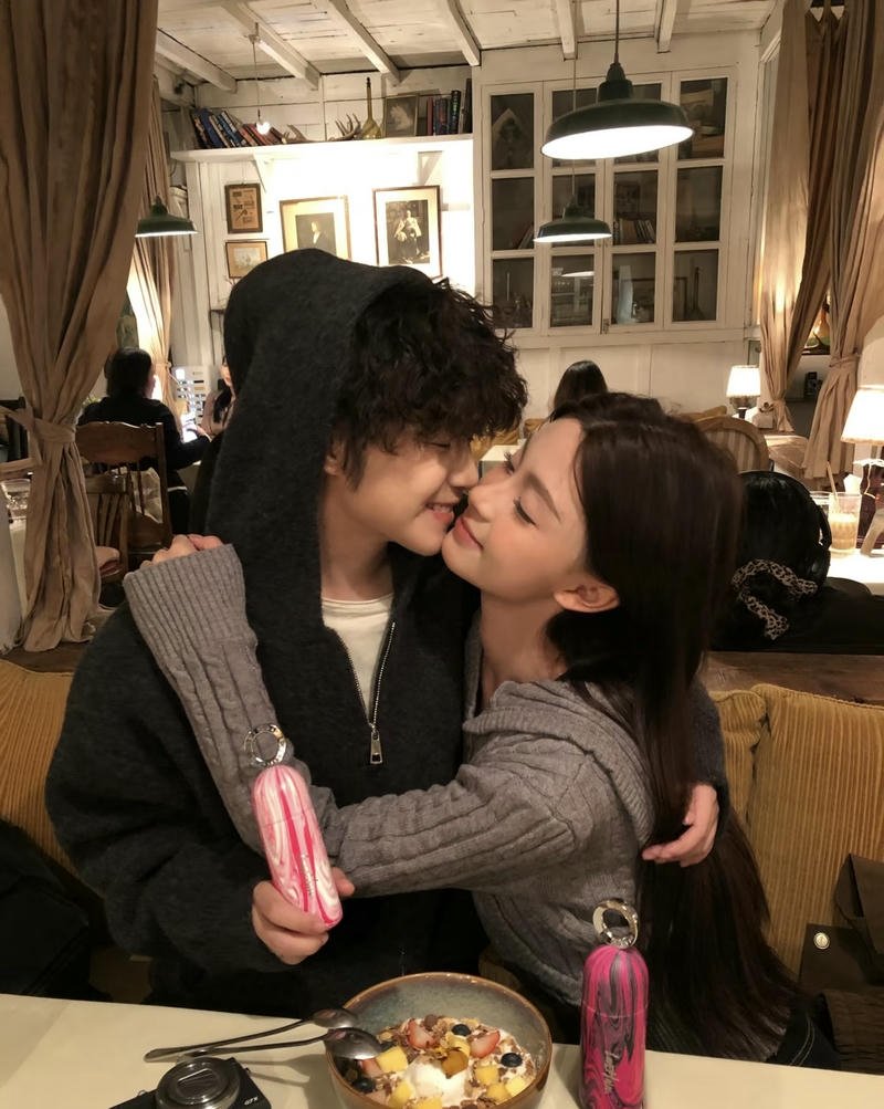 Hugging boy and girl dp warm cozy love vibe