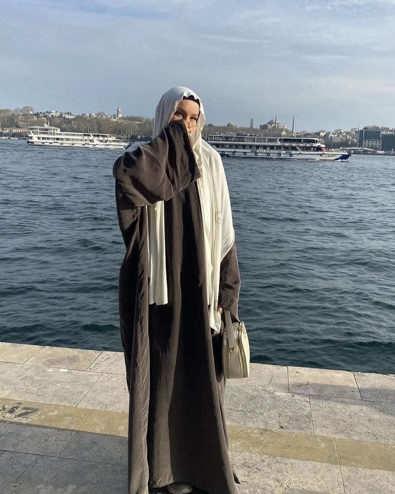 Islamic girl DP with a graceful and modest appearance
