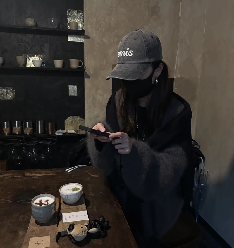 Minimal calm vibe alone girl images for whatsapp dp